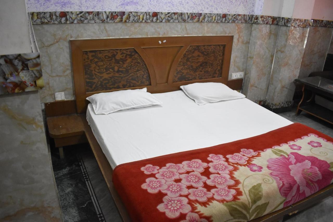 Hotel Shri Hari Palace By Wb Inn Vrindāvan Dış mekan fotoğraf