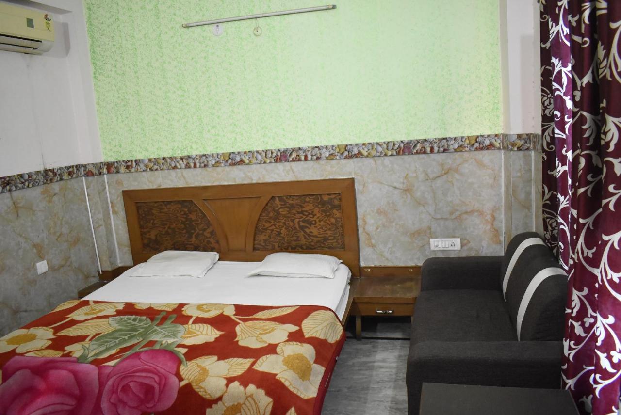 Hotel Shri Hari Palace By Wb Inn Vrindāvan Dış mekan fotoğraf
